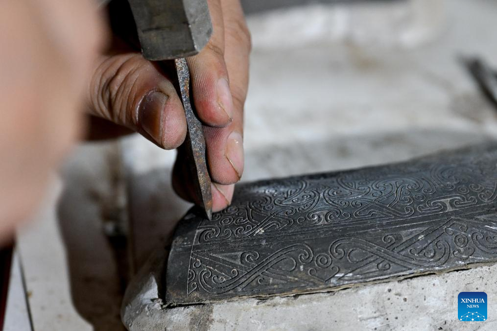 Chinese craftsmen uphold national intangible cultural heritage of Lead-Tin Engraving