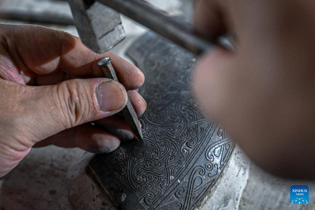 Chinese craftsmen uphold national intangible cultural heritage of Lead-Tin Engraving