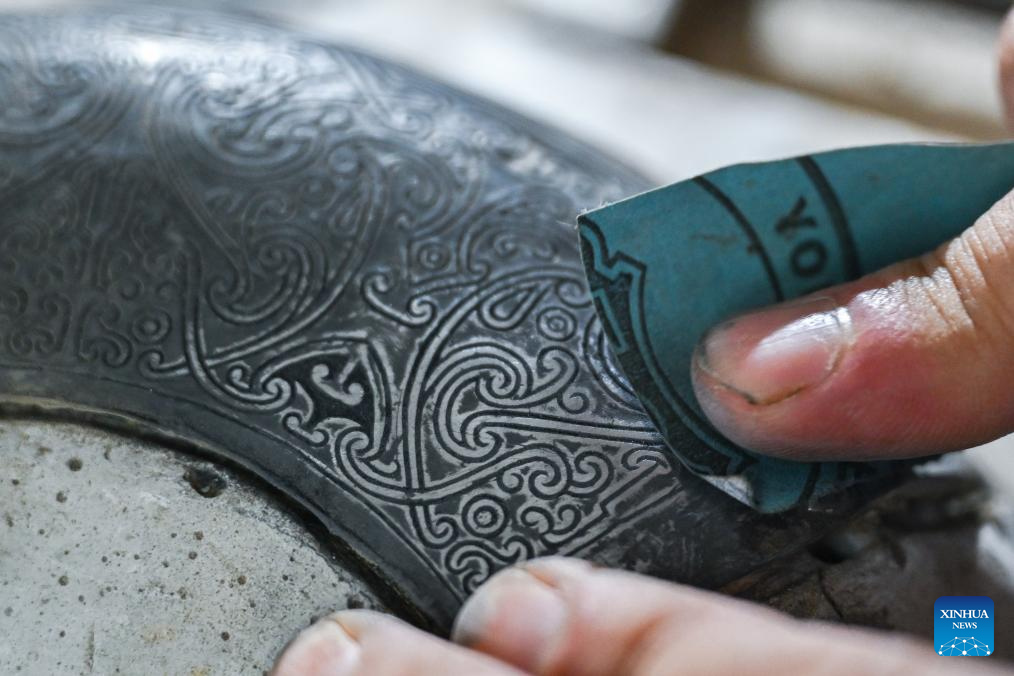 Chinese craftsmen uphold national intangible cultural heritage of Lead-Tin Engraving