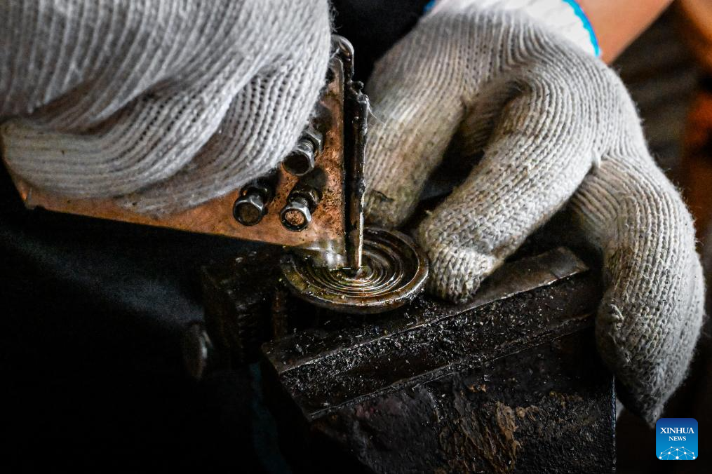 Chinese craftsmen uphold national intangible cultural heritage of Lead-Tin Engraving