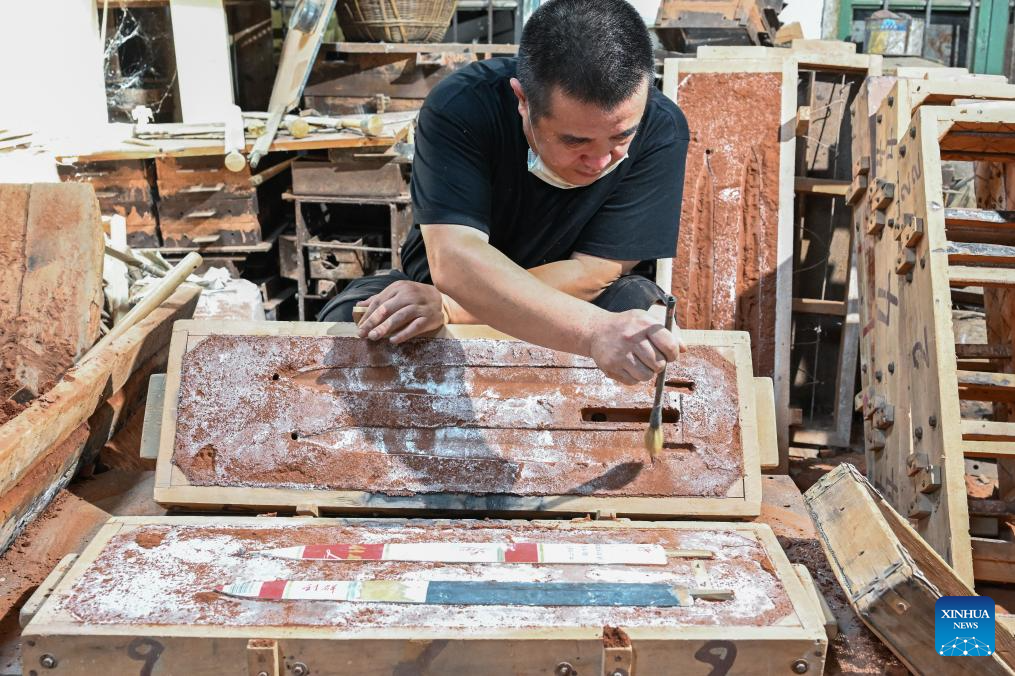 Chinese craftsmen uphold national intangible cultural heritage of Lead-Tin Engraving