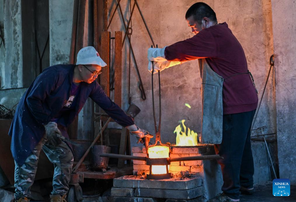 Chinese craftsmen uphold national intangible cultural heritage of Lead-Tin Engraving
