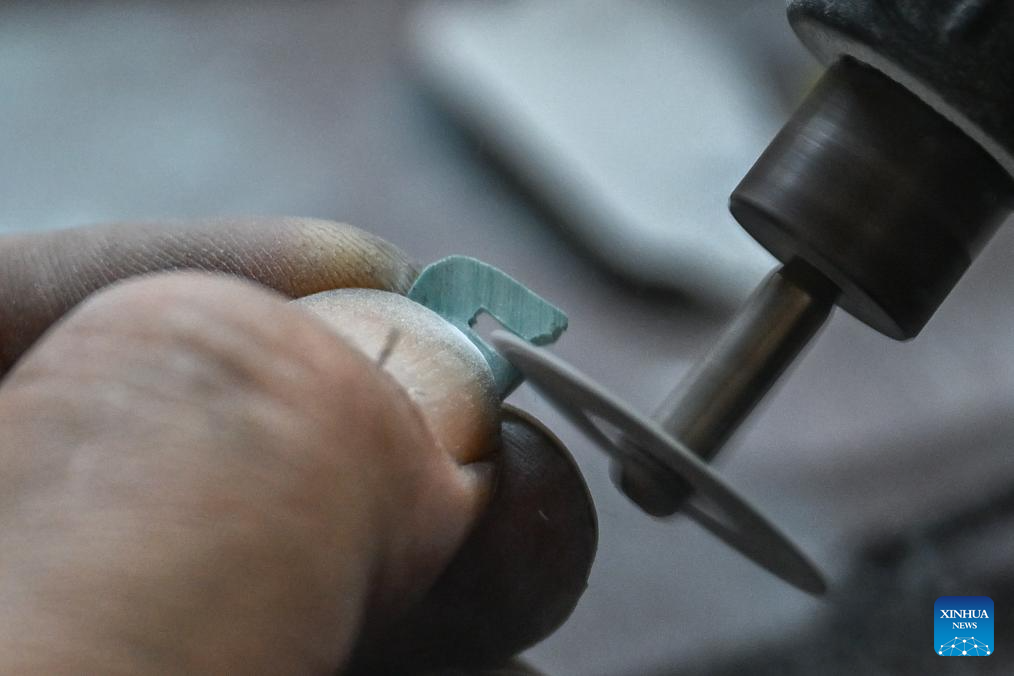 Chinese craftsmen uphold national intangible cultural heritage of Lead-Tin Engraving