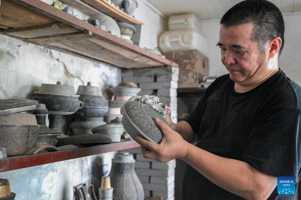 Chinese craftsmen uphold national intangible cultural heritage of Lead-Tin Engraving
