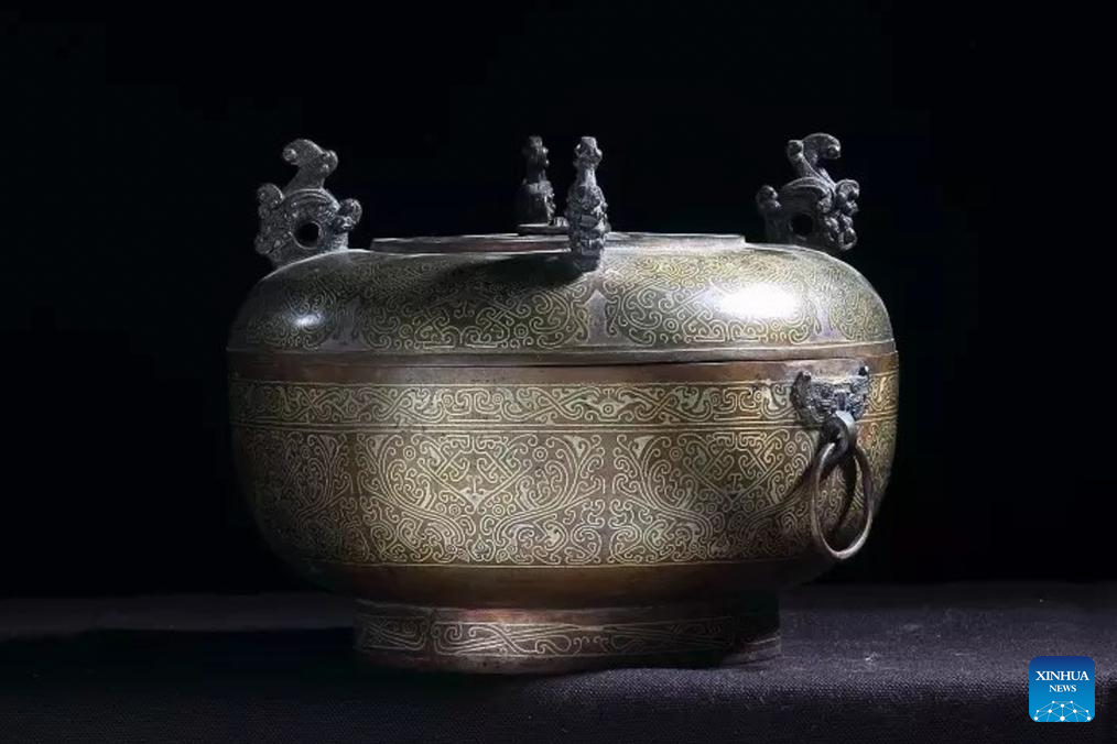 Chinese craftsmen uphold national intangible cultural heritage of Lead-Tin Engraving