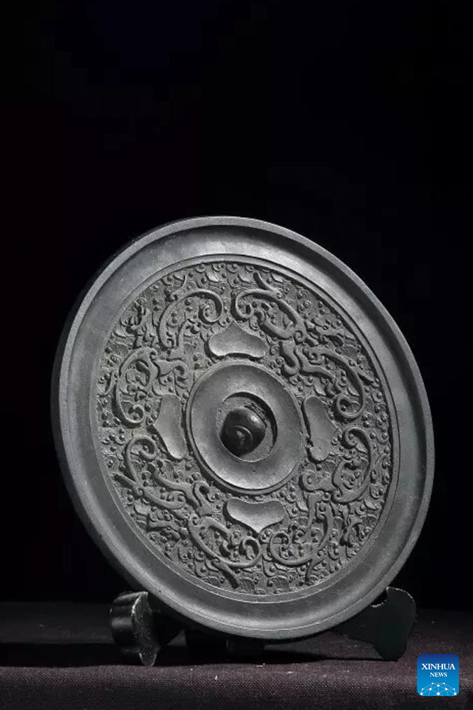 Chinese craftsmen uphold national intangible cultural heritage of Lead-Tin Engraving