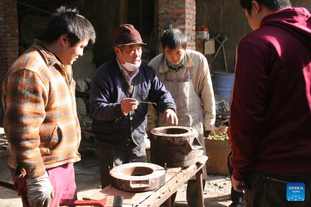 Chinese craftsmen uphold national intangible cultural heritage of Lead-Tin Engraving