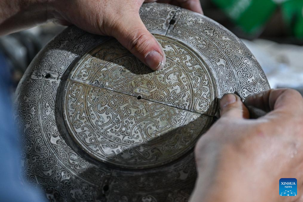 Chinese craftsmen uphold national intangible cultural heritage of Lead-Tin Engraving
