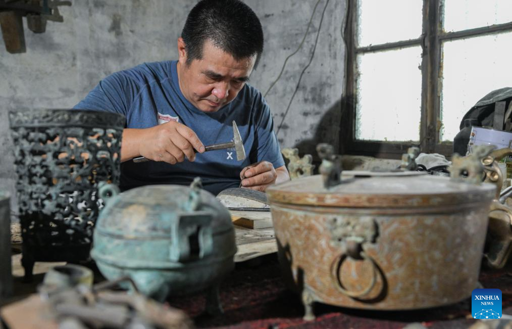 Chinese craftsmen uphold national intangible cultural heritage of Lead-Tin Engraving