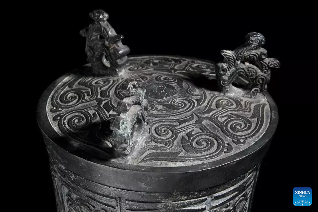 Chinese craftsmen uphold national intangible cultural heritage of Lead-Tin Engraving