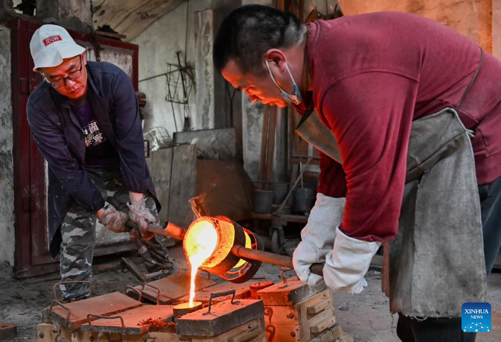 Chinese craftsmen uphold national intangible cultural heritage of Lead-Tin Engraving