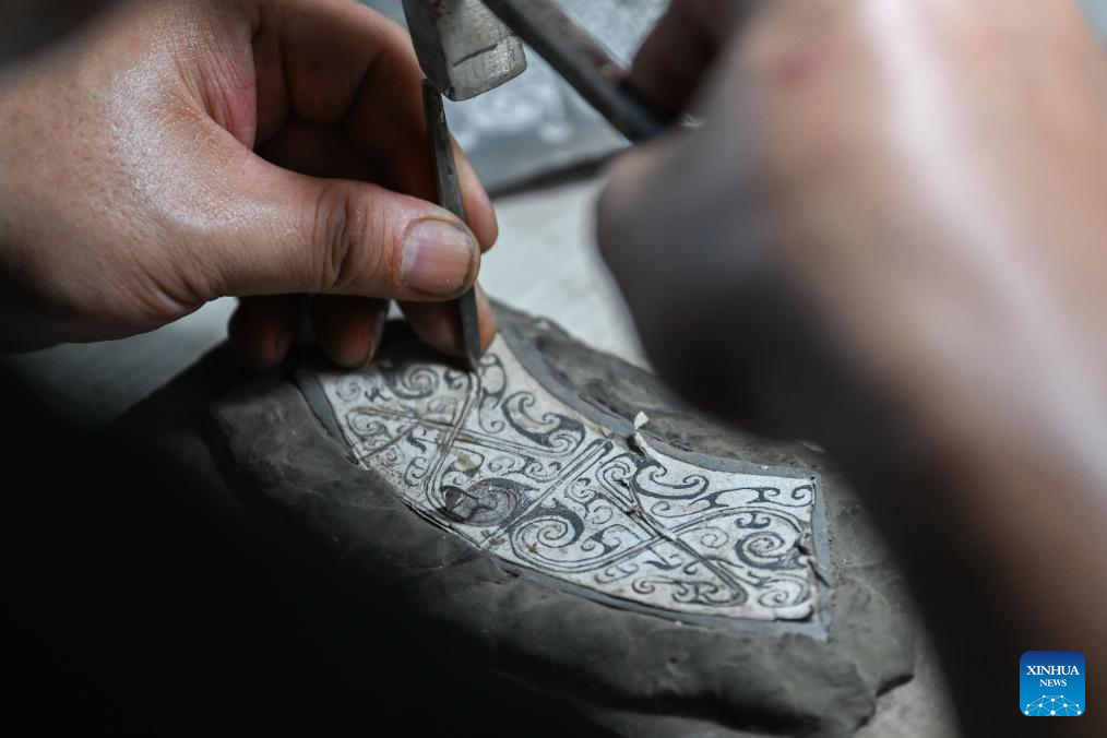 Chinese craftsmen uphold national intangible cultural heritage of Lead-Tin Engraving