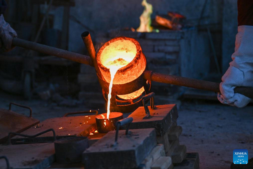 Chinese craftsmen uphold national intangible cultural heritage of Lead-Tin Engraving