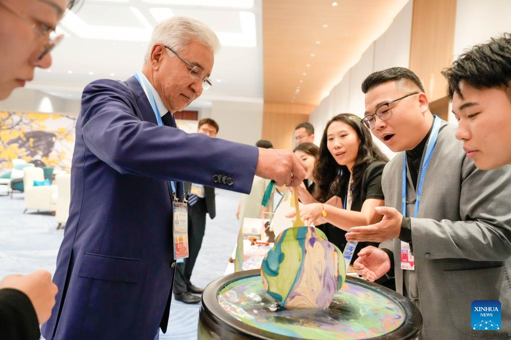 International guests for SCO Tianjin Summit experience China's intangible cultural heritage