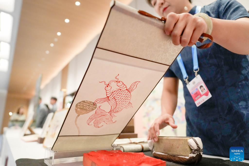 International guests for SCO Tianjin Summit experience China's intangible cultural heritage