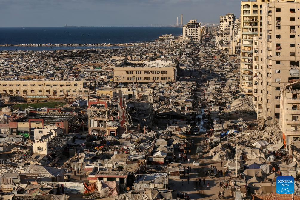 In pics: tents for displaced Palestinians on al-Rasheed Street in Gaza City