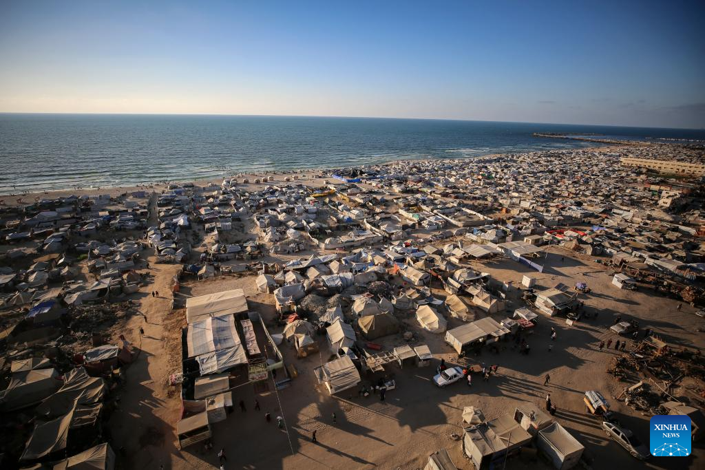 In pics: tents for displaced Palestinians on al-Rasheed Street in Gaza City