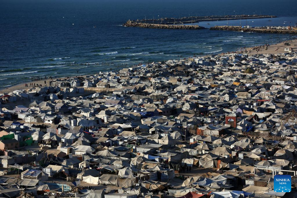 In pics: tents for displaced Palestinians on al-Rasheed Street in Gaza City