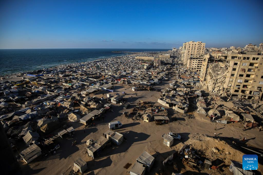 In pics: tents for displaced Palestinians on al-Rasheed Street in Gaza City