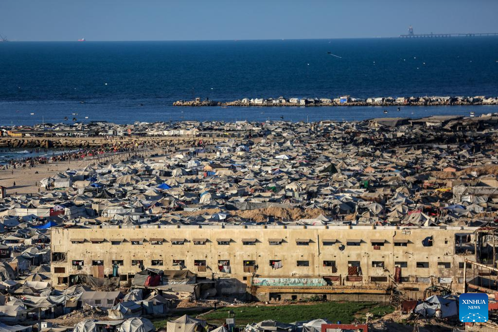 In pics: tents for displaced Palestinians on al-Rasheed Street in Gaza City