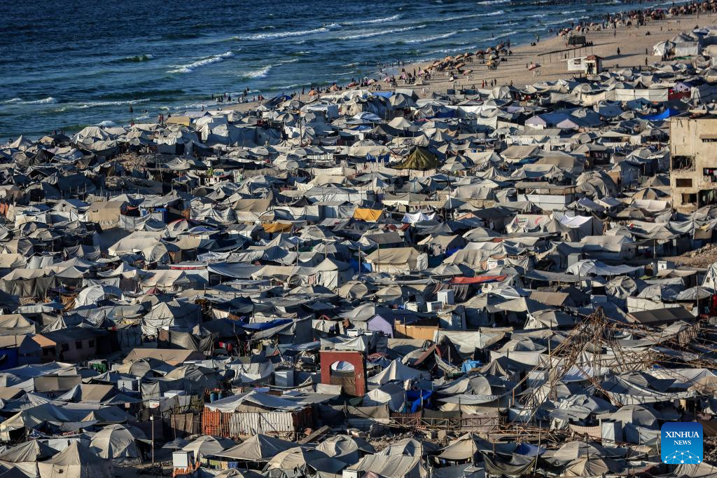 In pics: tents for displaced Palestinians on al-Rasheed Street in Gaza City