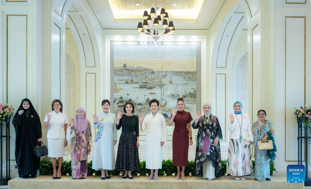 Peng Liyuan, spouses of foreign leaders attending SCO summit tour Tianjin