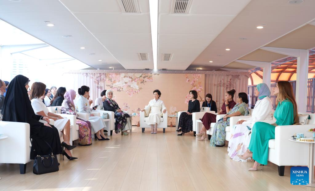 Peng Liyuan, spouses of foreign leaders attending SCO summit tour Tianjin