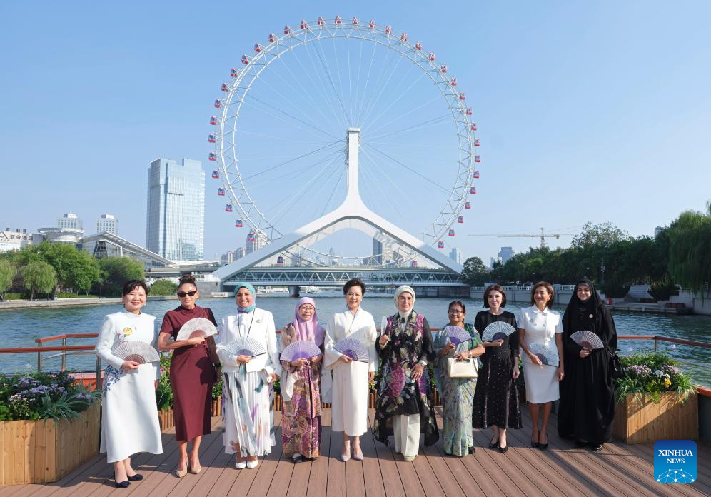 Peng Liyuan, spouses of foreign leaders attending SCO summit tour Tianjin