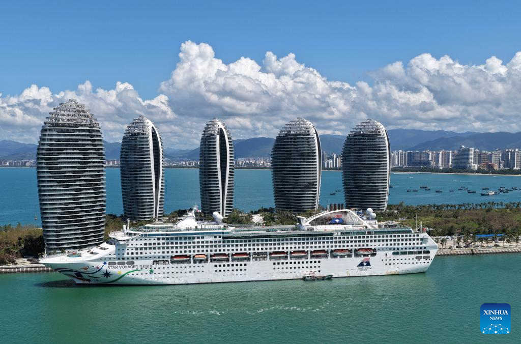 Cruise ship 