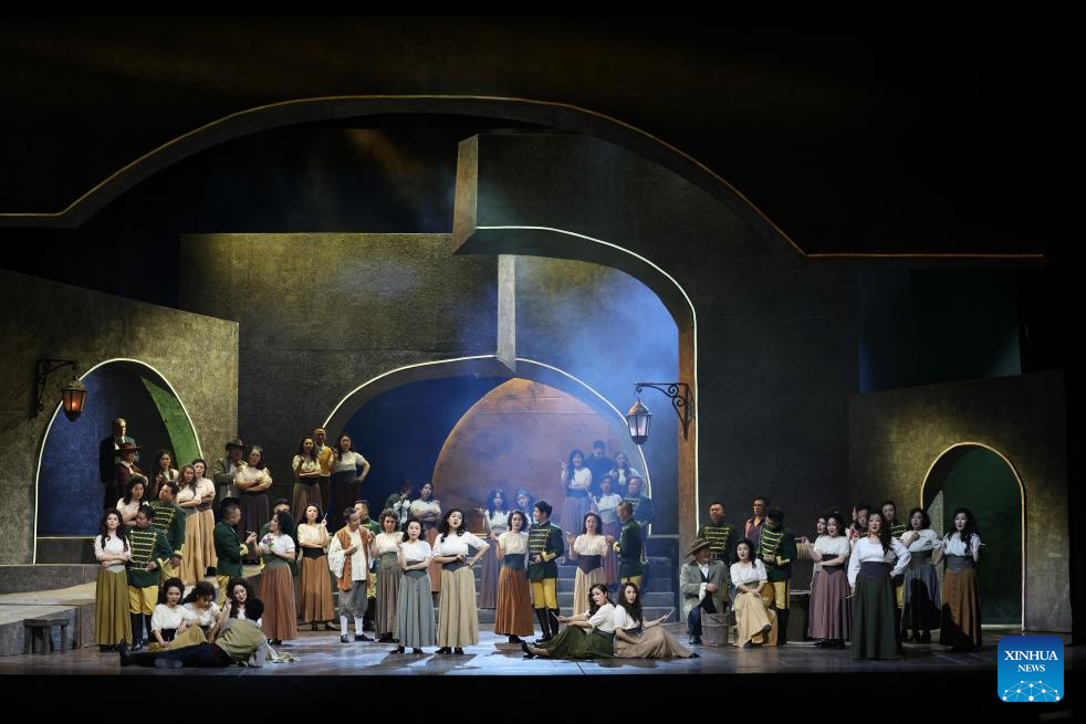 Chinese artists perform in opera 