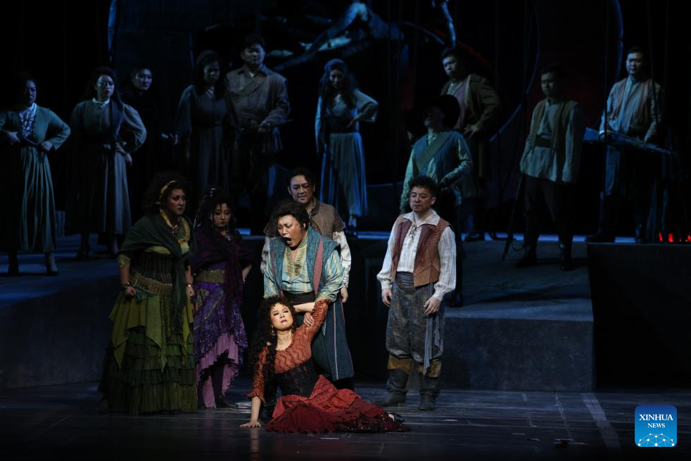 Chinese artists perform in opera 