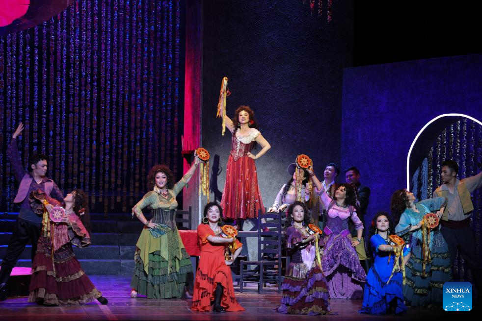 Chinese artists perform in opera 
