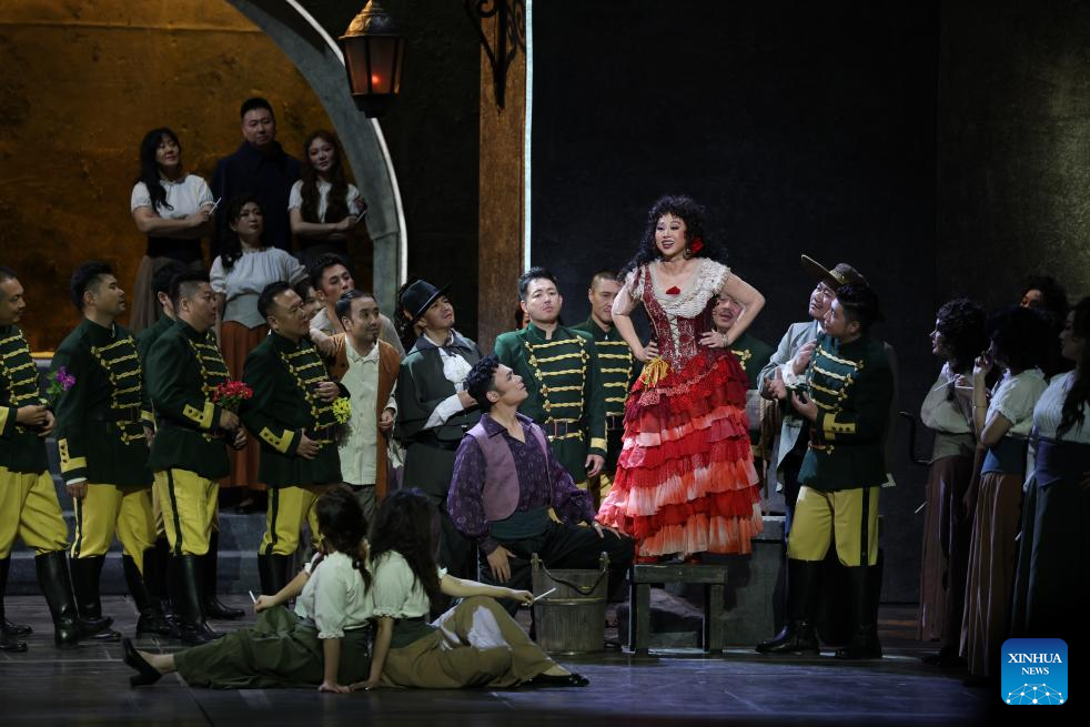 Chinese artists perform in opera 