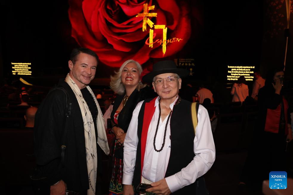 Chinese artists perform in opera 