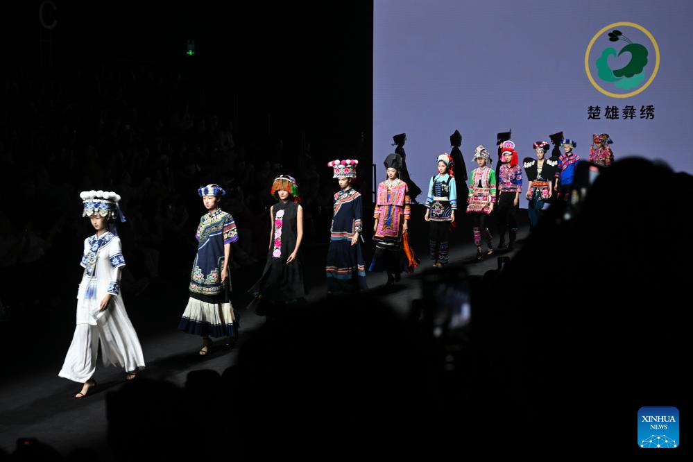 Models present creations featuring embroidery of Yi ethnic group in Beijing