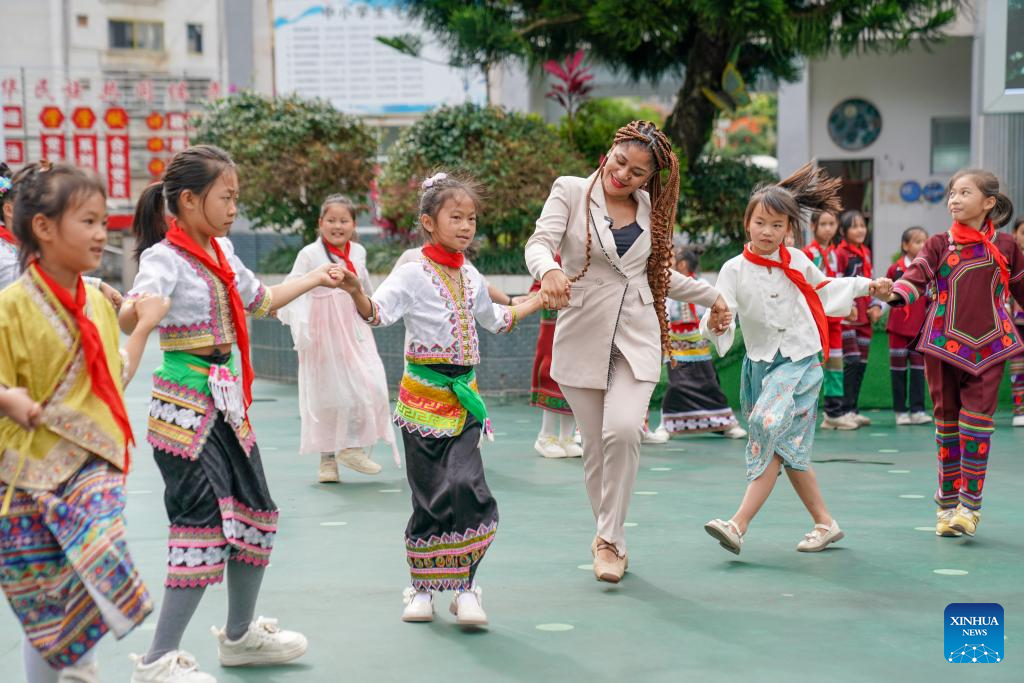 Journalist witnesses China-Equatorial Guinea friendship at donated school in China