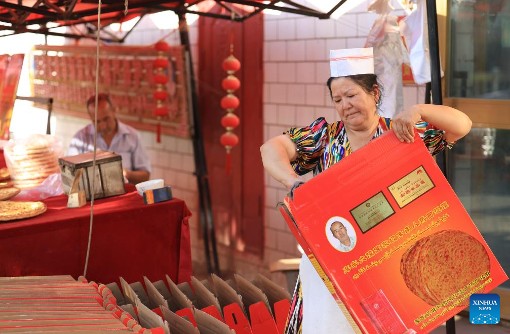 Traditional naan-making techniques inherited, developed in Xinjiang