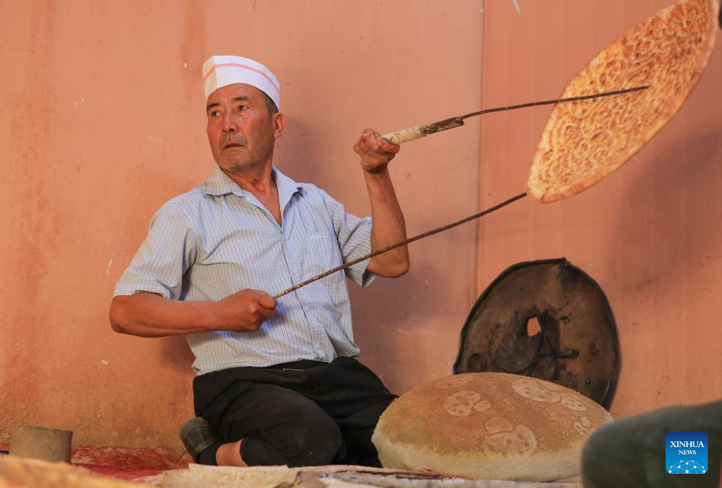 Traditional naan-making techniques inherited, developed in Xinjiang