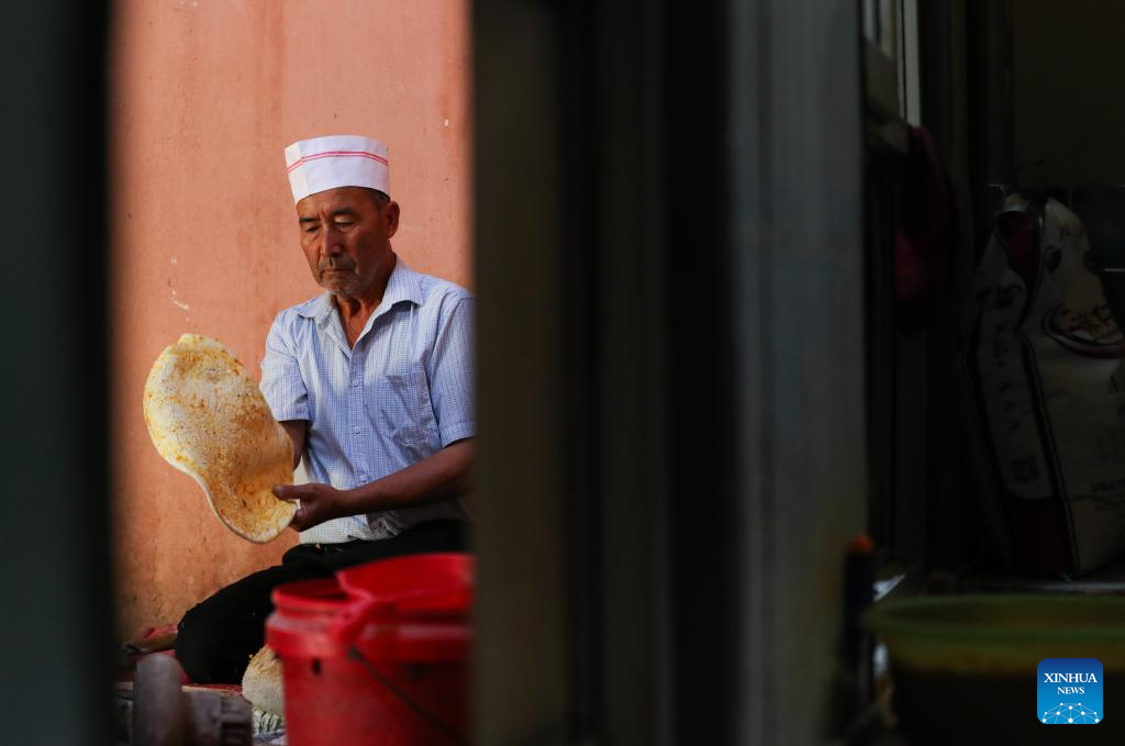 Traditional naan-making techniques inherited, developed in Xinjiang
