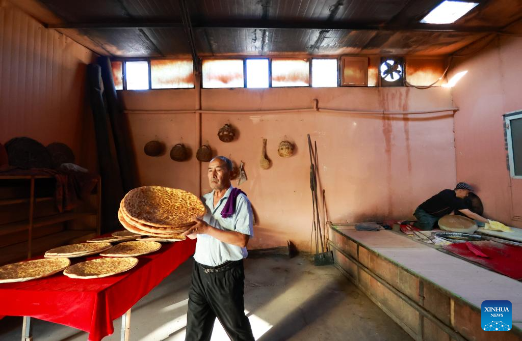 Traditional naan-making techniques inherited, developed in Xinjiang