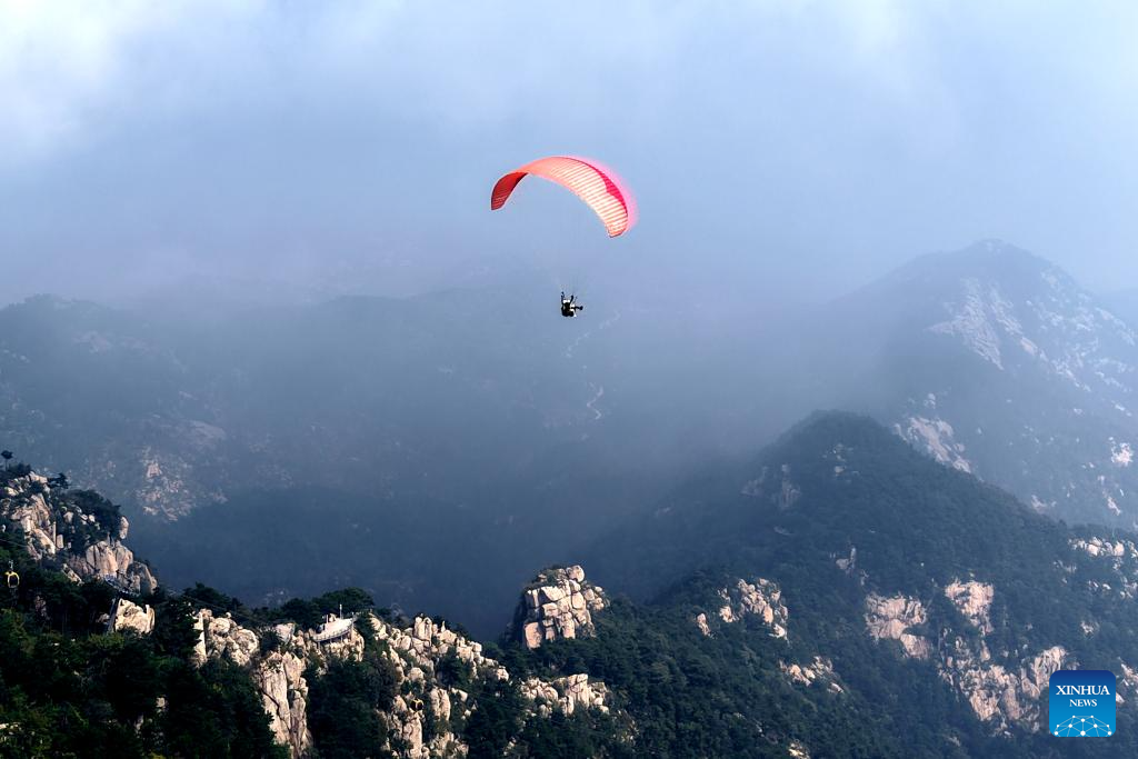 People enjoy golden autumn on weekend getaways across China