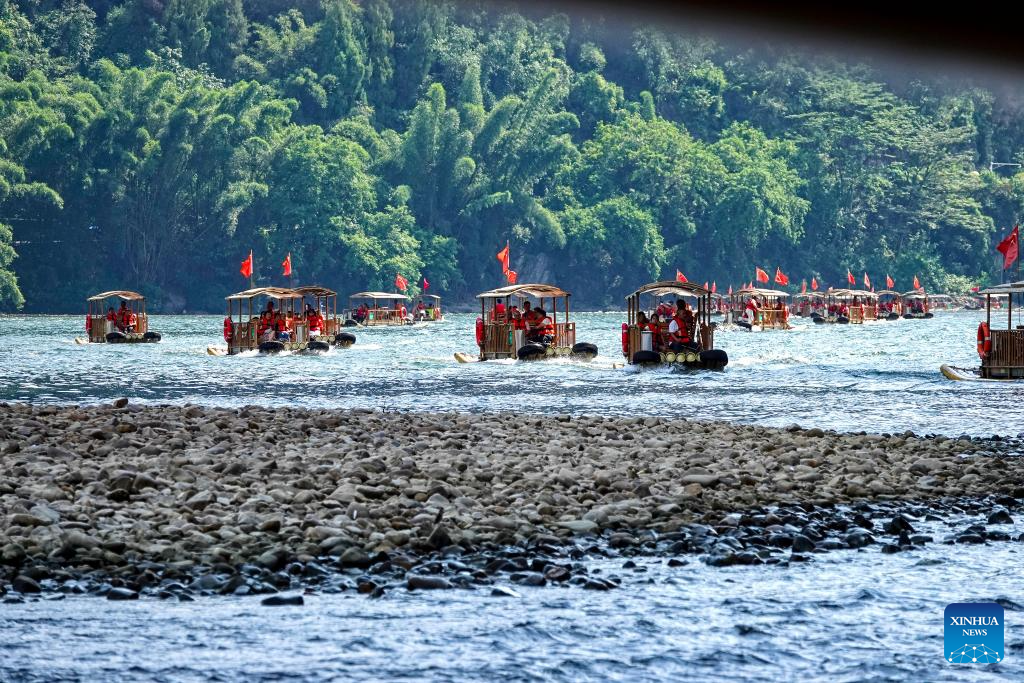 People enjoy golden autumn on weekend getaways across China