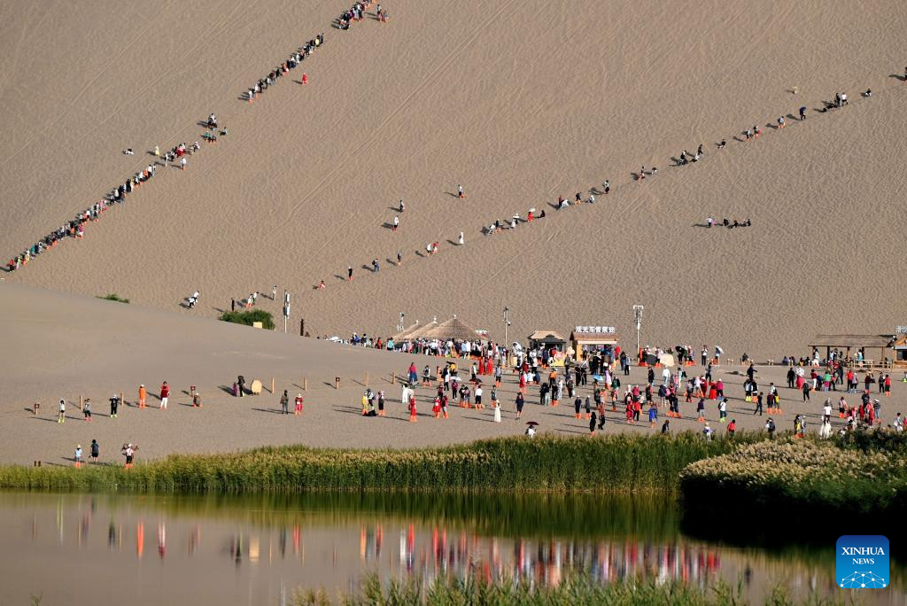 People enjoy golden autumn on weekend getaways across China