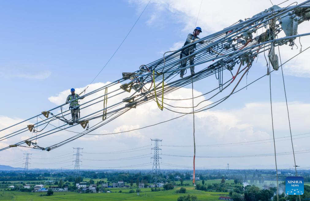 Anhui section of Gansu-Zhejiang ultra-high voltage power transmission project enters conductor stringing phase