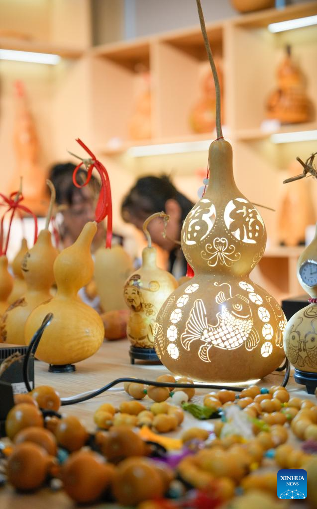 Traditional culture enthusiasts experience handicraft exchange at museum in China's Xinjiang