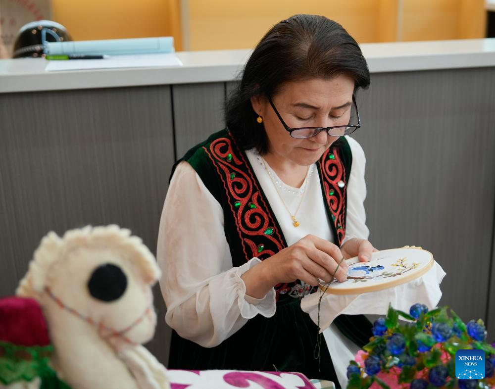 Traditional culture enthusiasts experience handicraft exchange at museum in China's Xinjiang