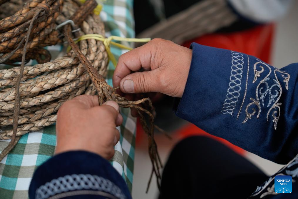 Traditional culture enthusiasts experience handicraft exchange at museum in China's Xinjiang