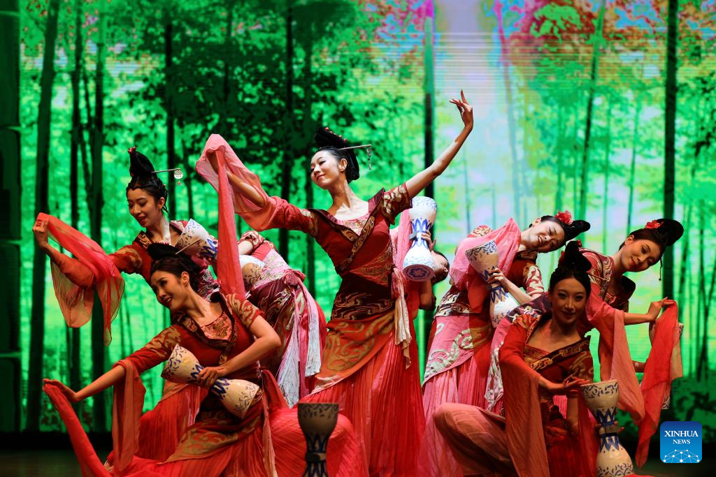 Chinese art troupe performs in Manama, Bahrain