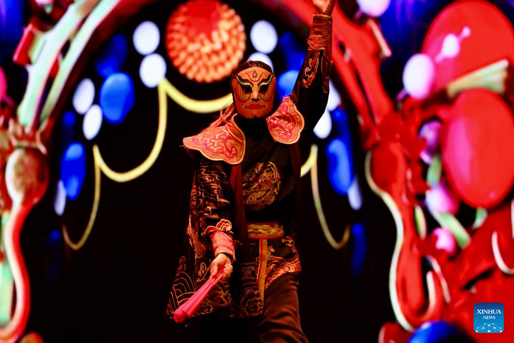 Chinese art troupe performs in Manama, Bahrain