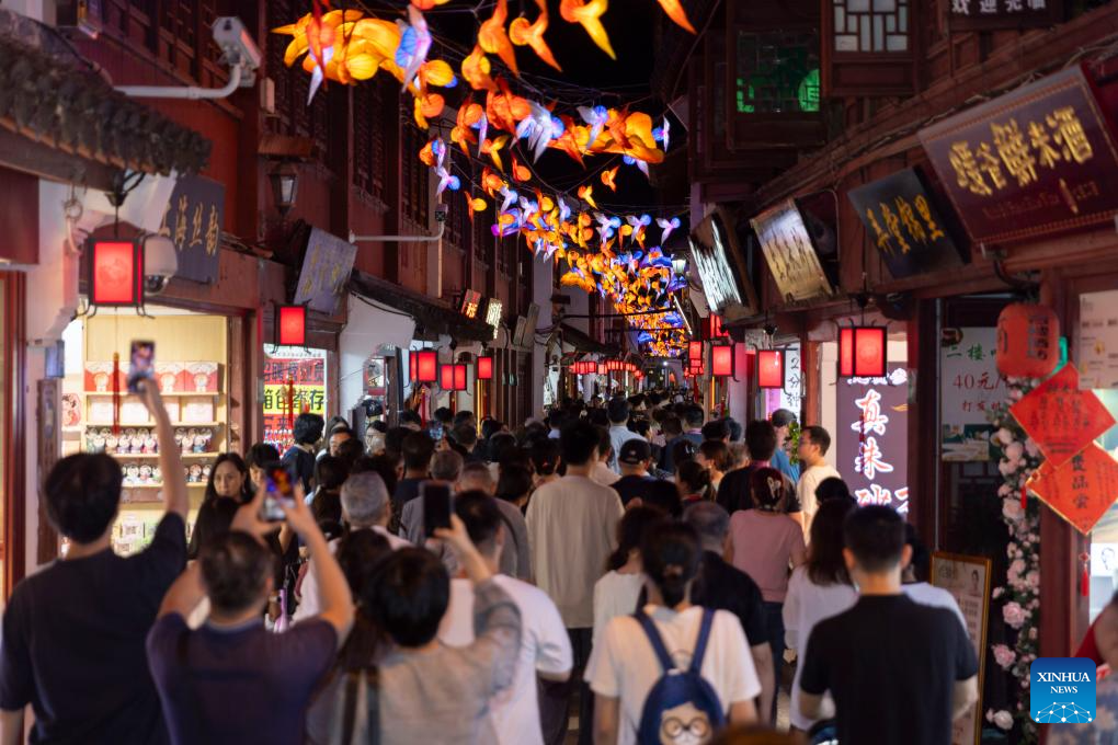 Light shows staged at Qibao Ancient Town in Shanghai